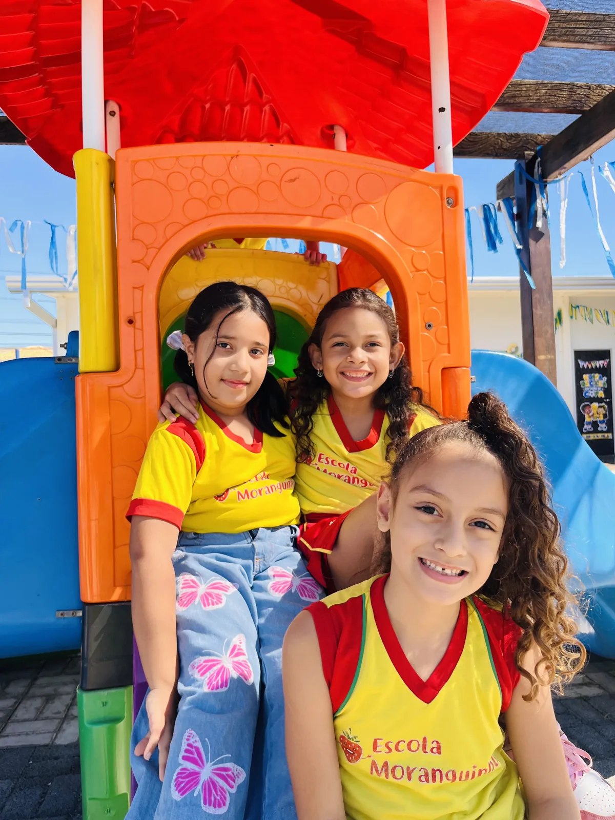 Alunas da Escola Moranguinho no parque infantil