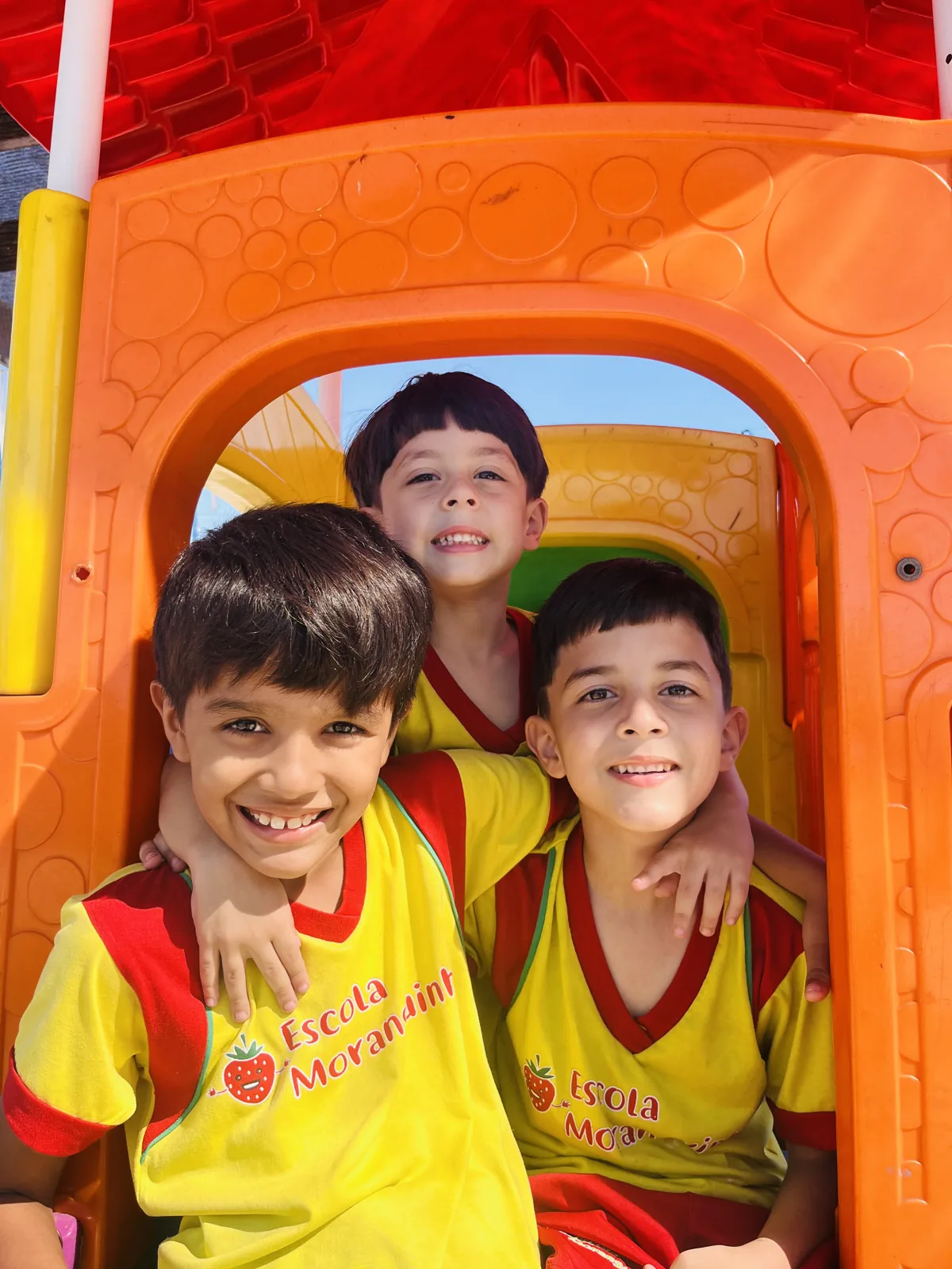 Alunos da Escola Moranguinho no brinquedo do parque