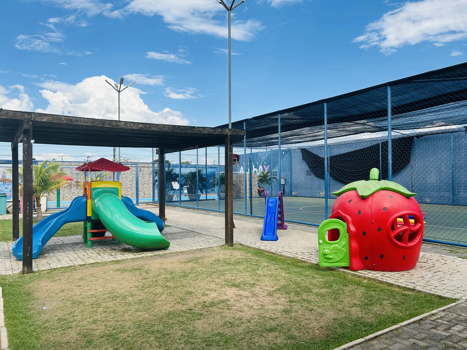 Parque com escorregador e brinquedo em formato de morango