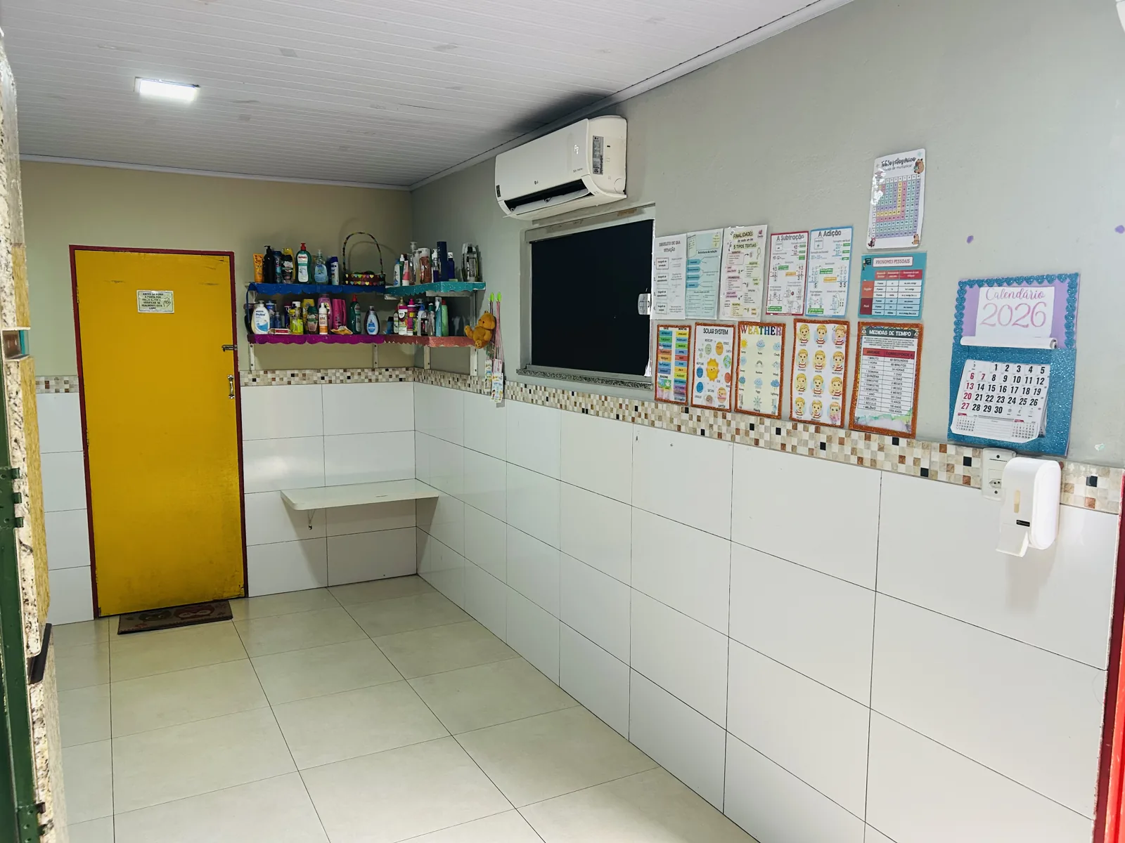 Sala com quadro, materiais pedagógicos e ar-condicionado na Escola Moranguinho