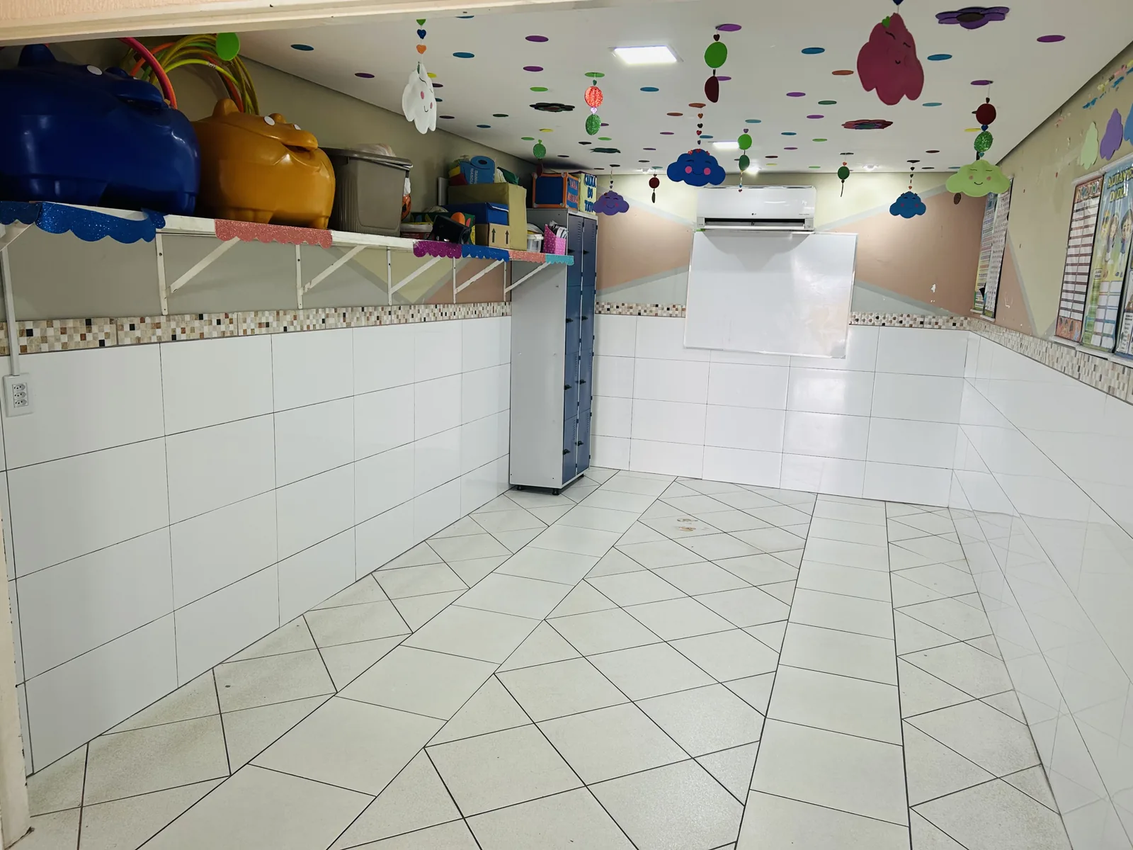 Ambiente da Escola Moranguinho com materiais e enfeites suspensos