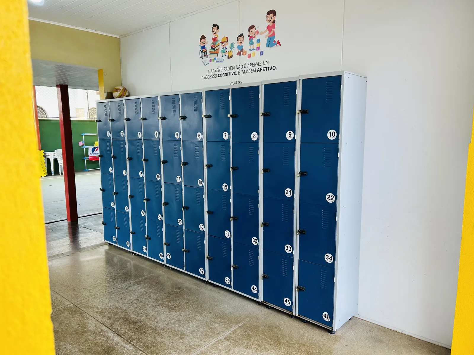 Armários individuais no ambiente escolar do Colégio Alpha X