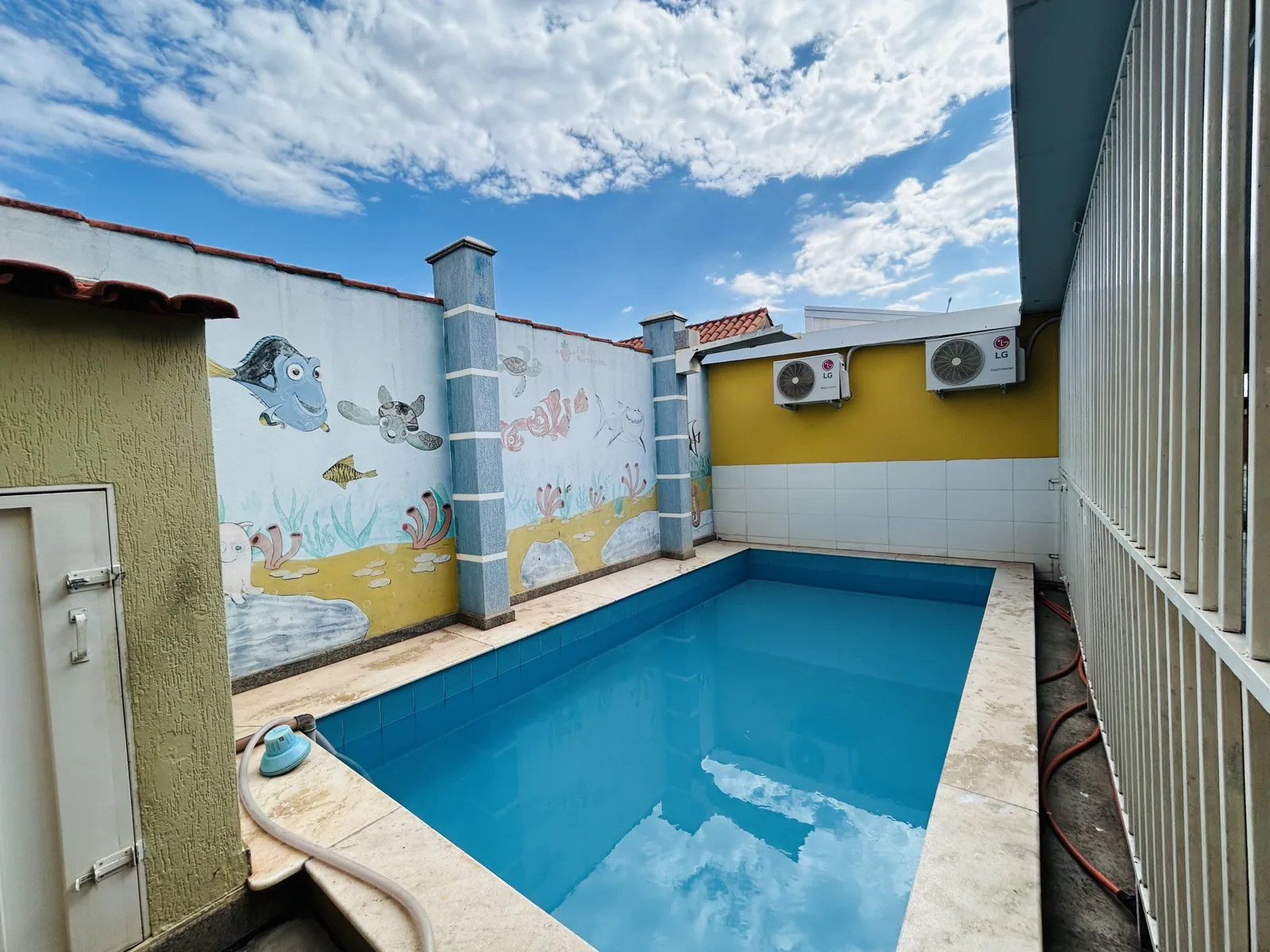 Piscina retangular no espaço da Escola Moranguinho